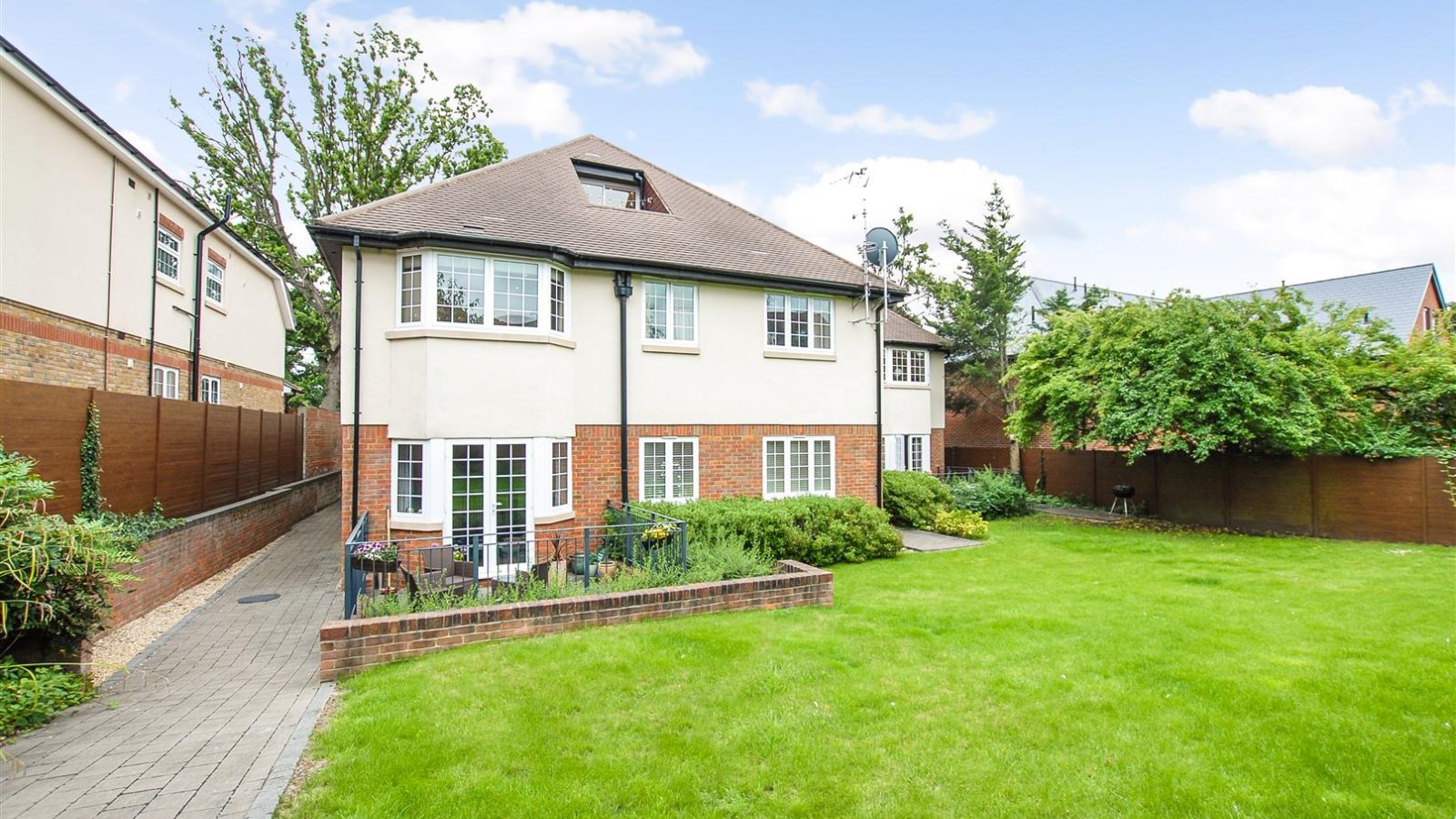 2 bedroom property for sale in Swakeleys Road, Ickenham, Uxbridge £530,000