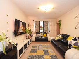 Everitt Court, Witham thumb 3