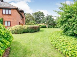Lawnsmead Gardens, Newport Pagnell thumb 2