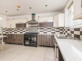 Bradford Road, Stanningley, Pudsey thumb 3