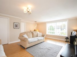 Buchanan Drive, Newton Mearns, Glasgow thumb 2