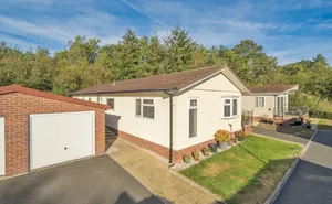 Click for details New Park, Bovey Tracey, Newton Abbot, Devon, TQ13 photo