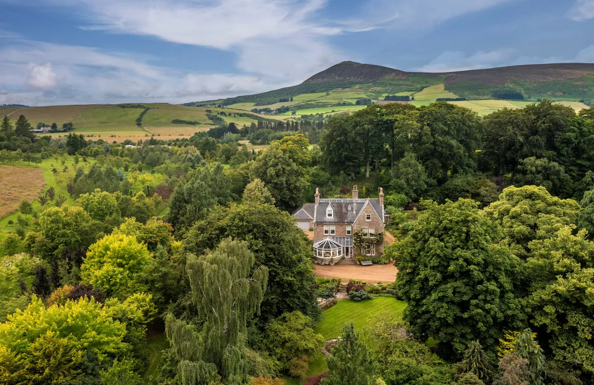 https://mr3.homeflow-assets.co.uk/files/media/image/0000/0000/77de4dcdfacb6b2eac44c791b8e9e53e/Daluaine_CP-HDR.jpg