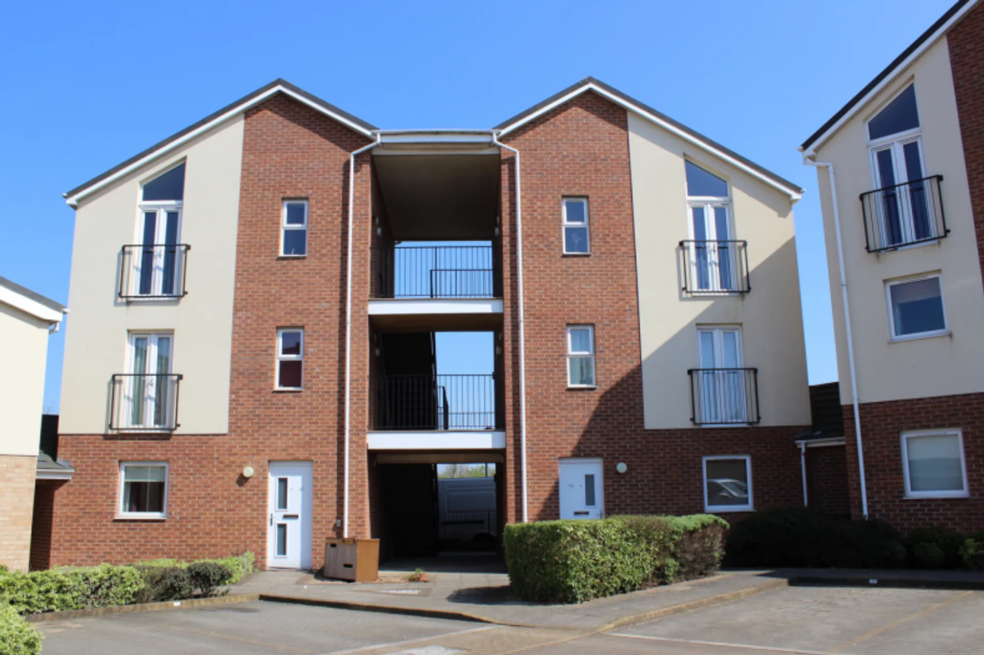 https://mr3.homeflow-assets.co.uk/files/media/image/0000/0000/b31e6628bd8b5b4cba610a6c5b5b27d5/selling-leasehold.png