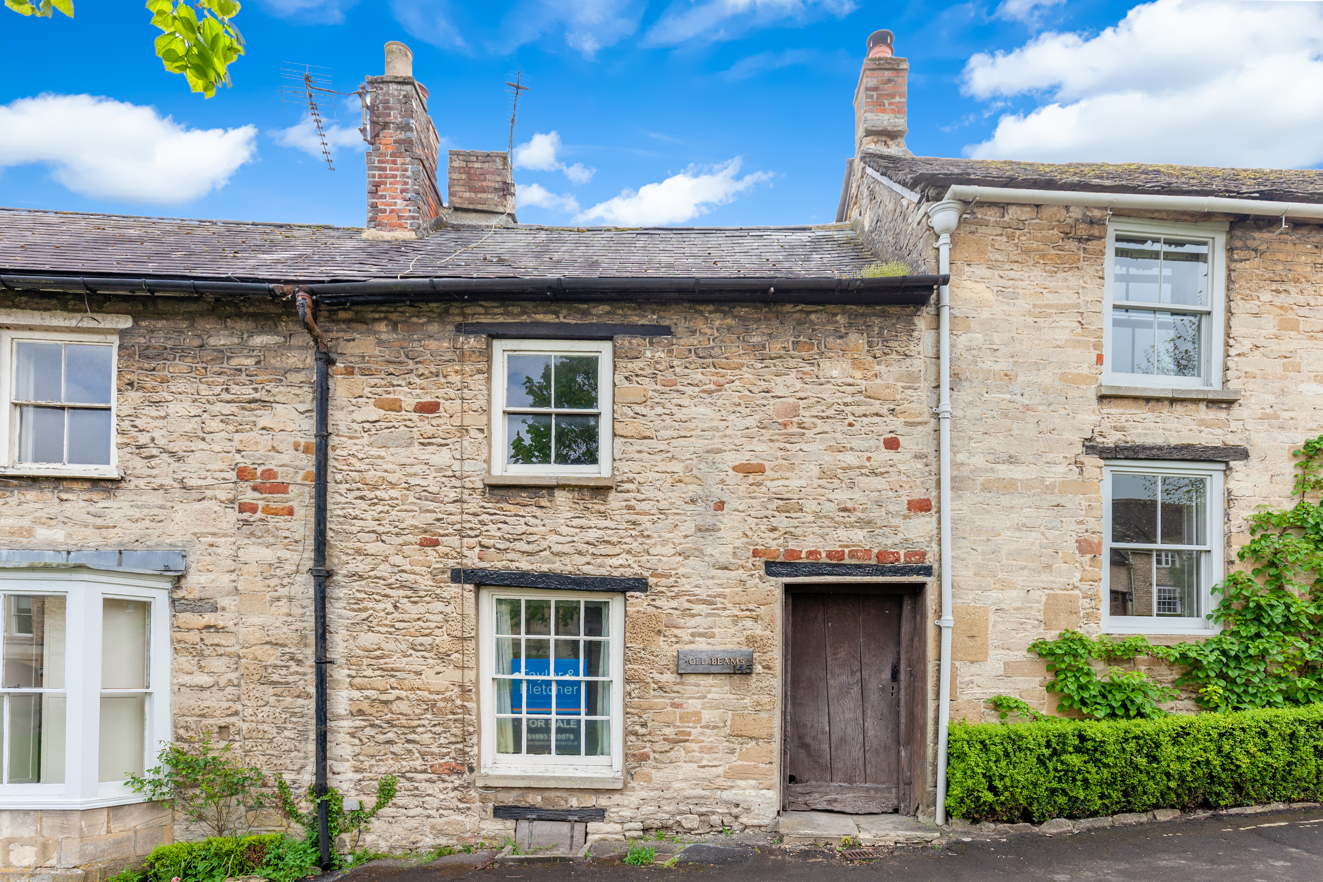 https://mr3.homeflow-assets.co.uk/files/media/image/0000/0000/37a1c4a6705daf658b062f405de8f446/oldbeams.jpg