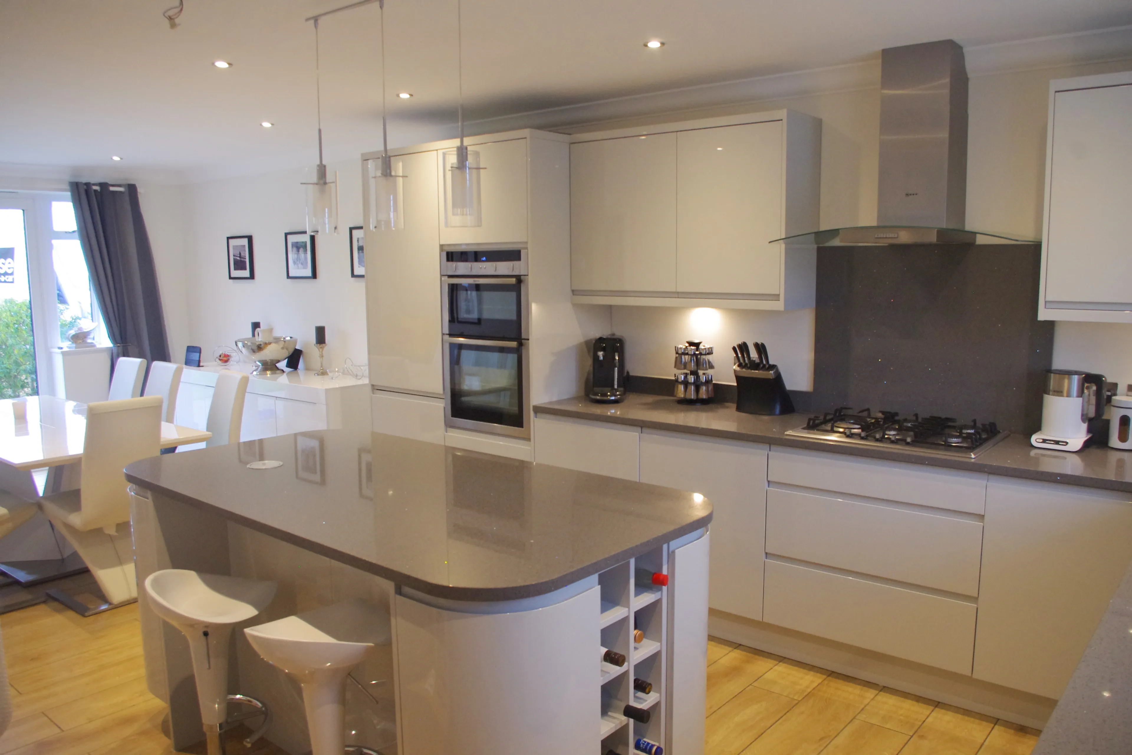 https://mr3.homeflow-assets.co.uk/files/media/image/0000/0000/130e6a3bf41726c75eef1d6ed6112b61/Kitchen.JPG