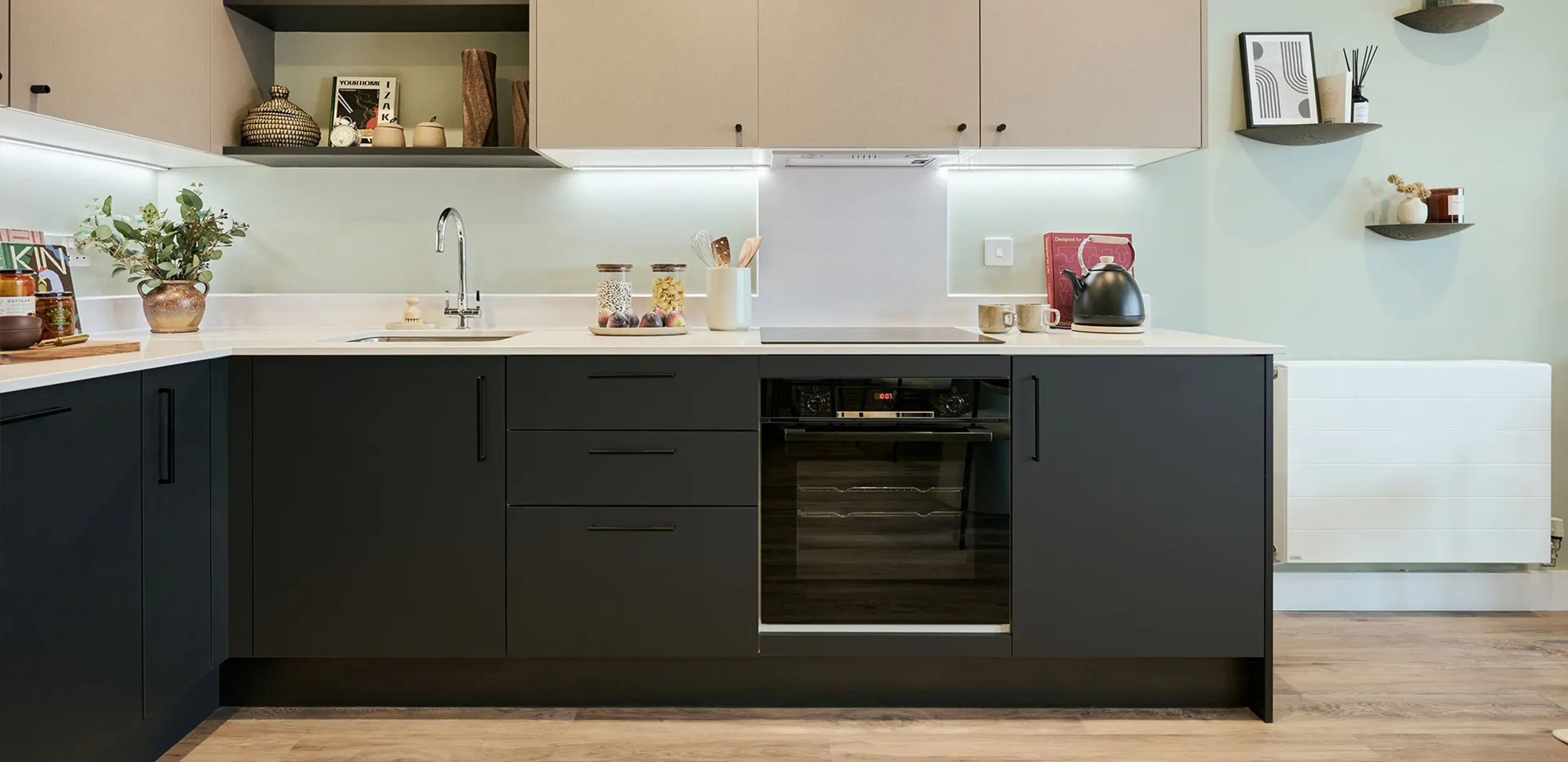 https://mr3.homeflow-assets.co.uk/files/media/image/0000/0000/1b70bc80c33dd1a82650558a7e13a9d4/bankside-gardens_showhome-7-4-6_kitchen_05-11-2024.webp