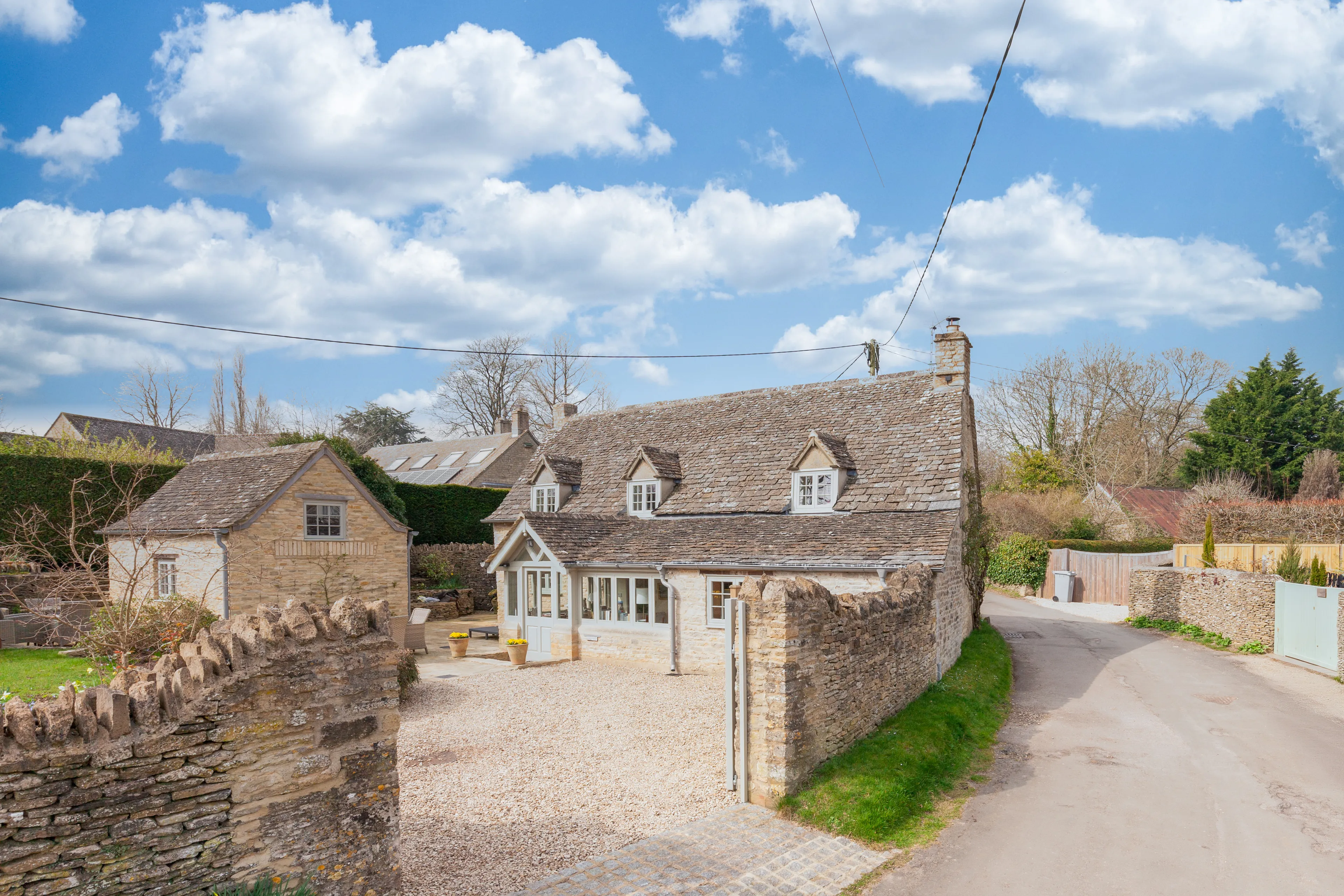 https://mr3.homeflow-assets.co.uk/files/media/image/0000/0000/5a29749bfaa3301319bd210aaa793c05/residential_valuations.jpg