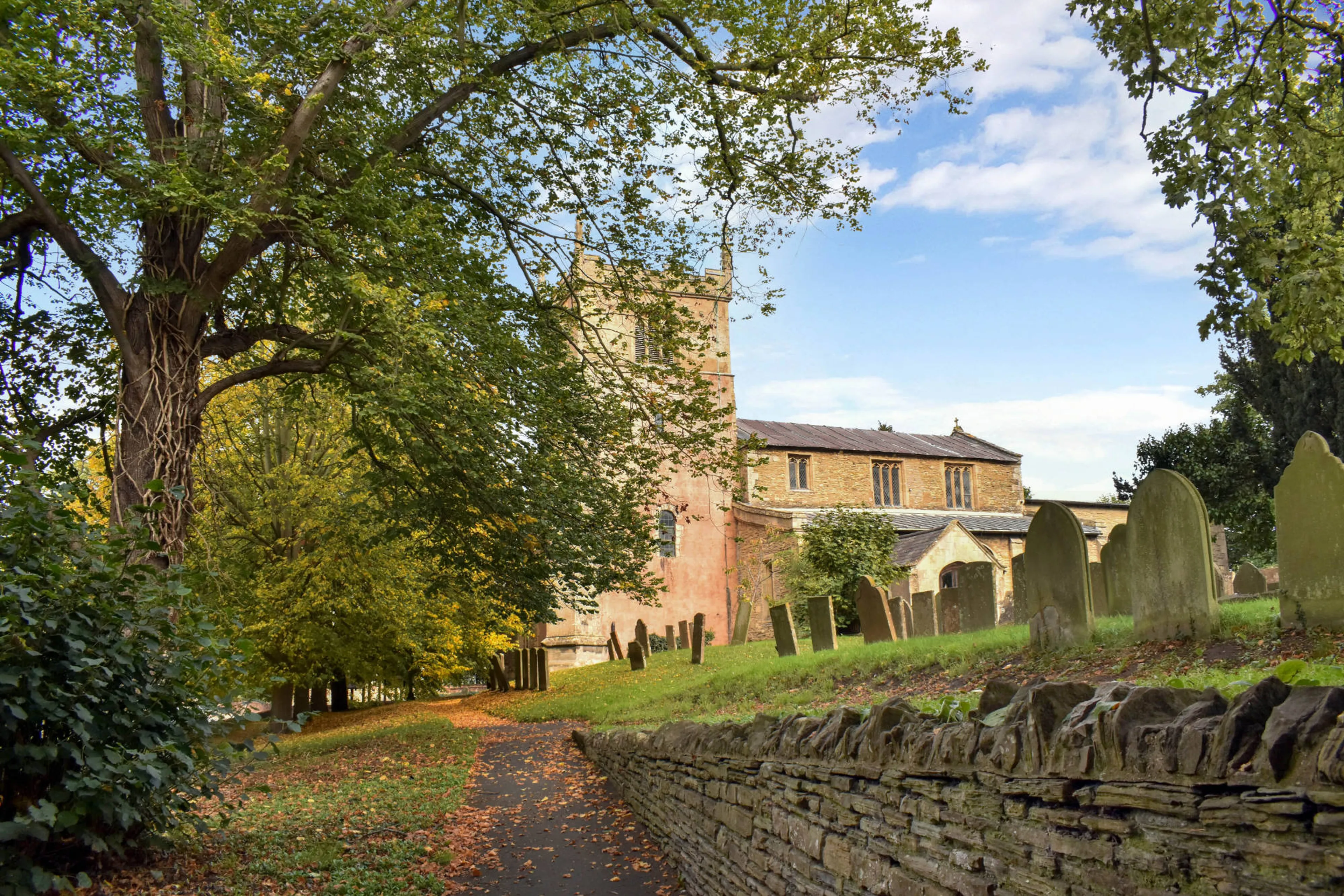 https://mr3.homeflow-assets.co.uk/files/media/image/0000/0000/79387b45c914da0e011a8e7bde12e2bc/Collingham-Area-Guide-5.jpg