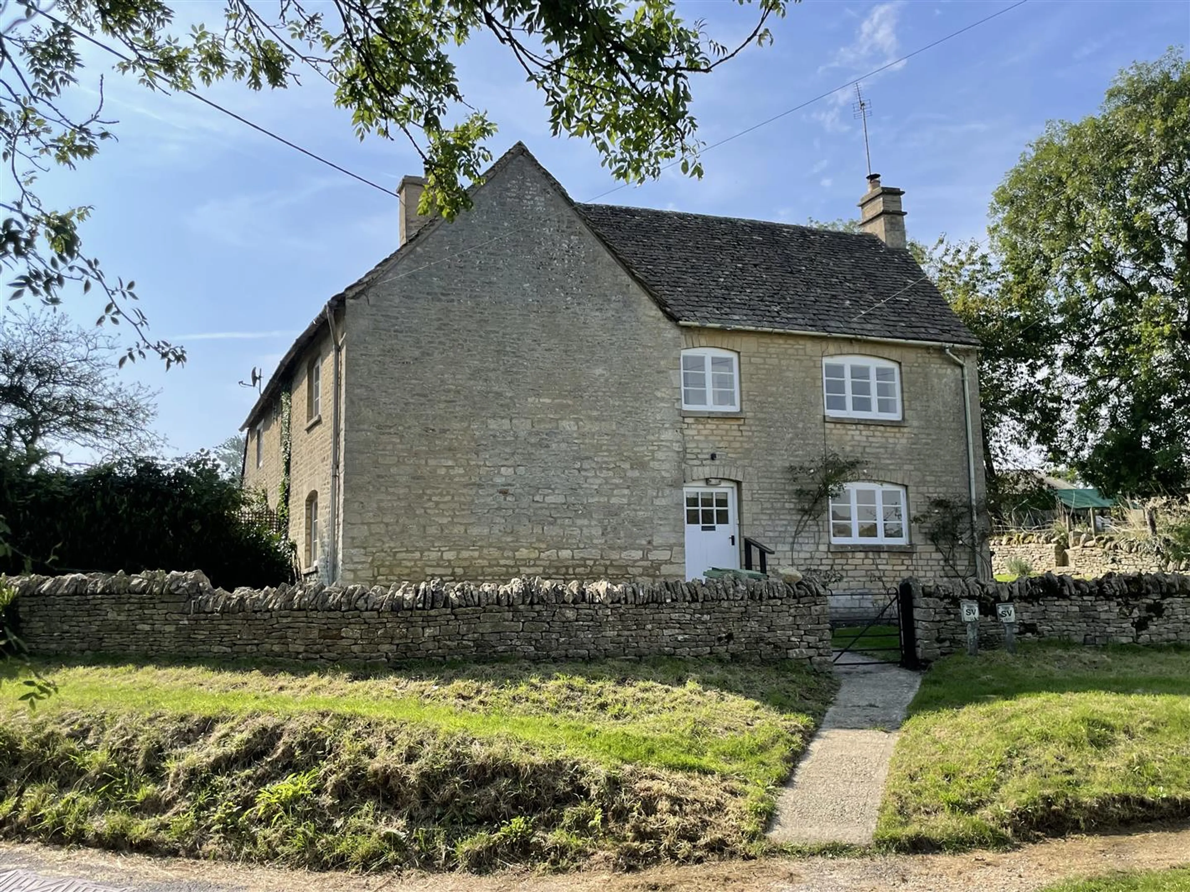 https://mr3.homeflow-assets.co.uk/files/media/image/0000/0000/894edb28c90c5b54c144f0a6bb7eb633/lowicks.jpg