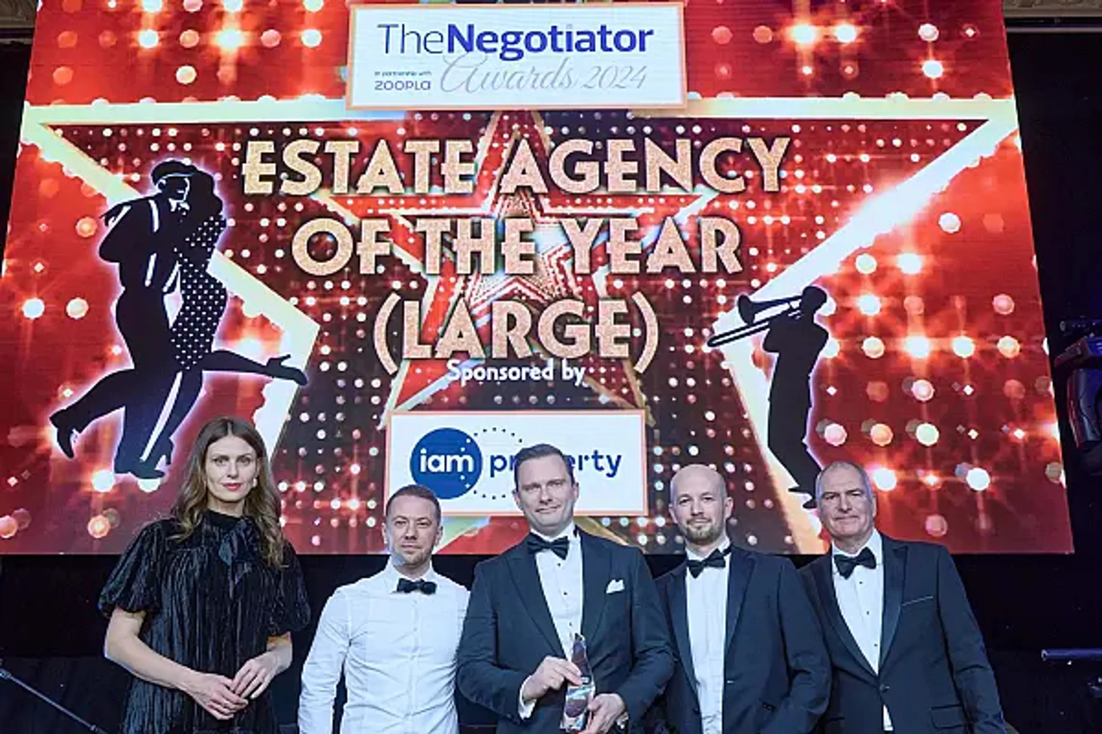 https://mr3.homeflow-assets.co.uk/files/media/image/0000/0000/a14282ff69023b94c35474fd6b0b87d6/Chestertons_Wins_Estate_Agency_of_the_Year__Large__at_The_Negotiator_Awards_2024-l-600x0.jpg