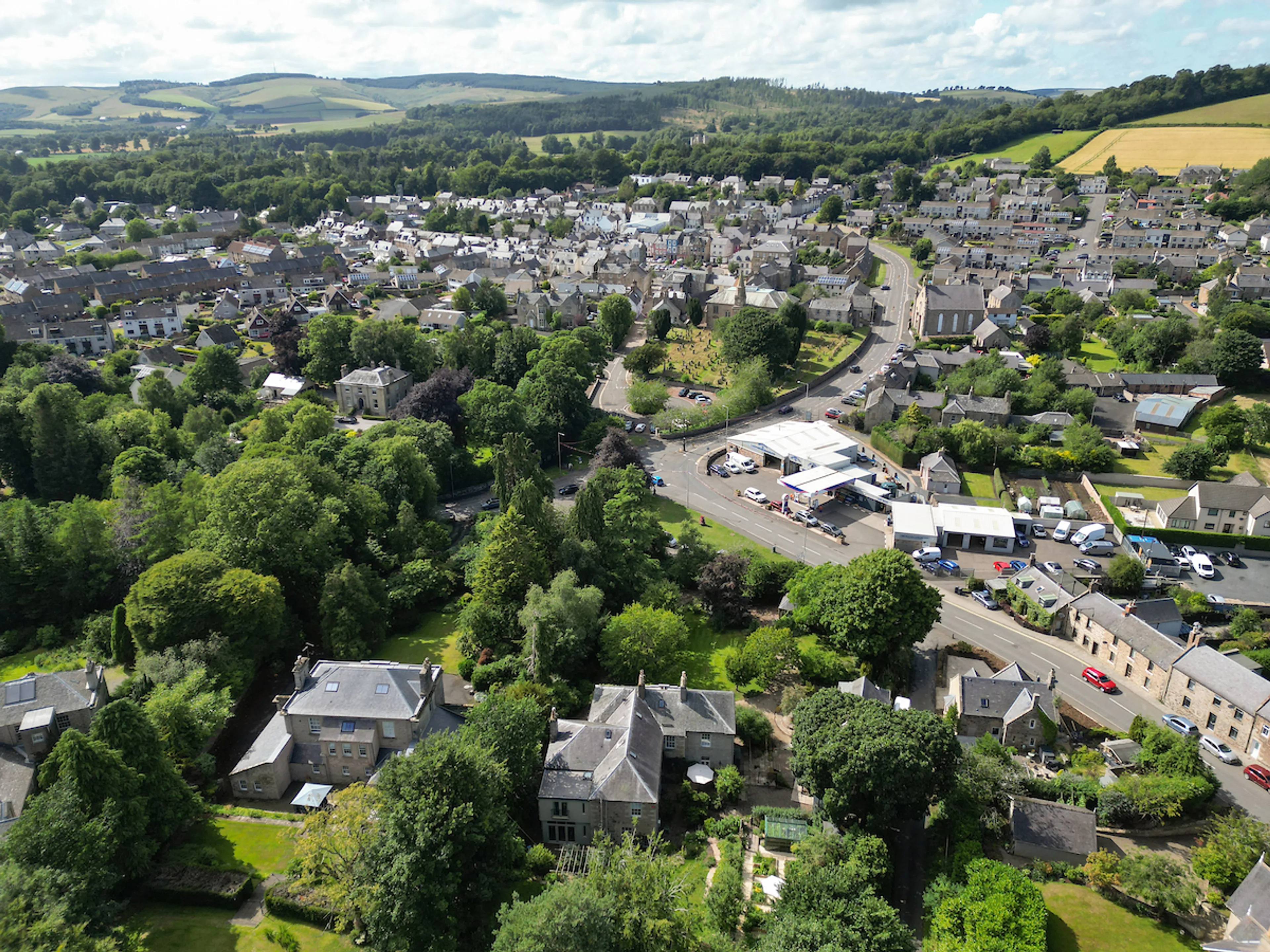https://mr3.homeflow-assets.co.uk/files/media/image/0000/0000/b598cb7fc9e6607ac9fd4a6f63f41067/Haymount-DRONE-018.jpg