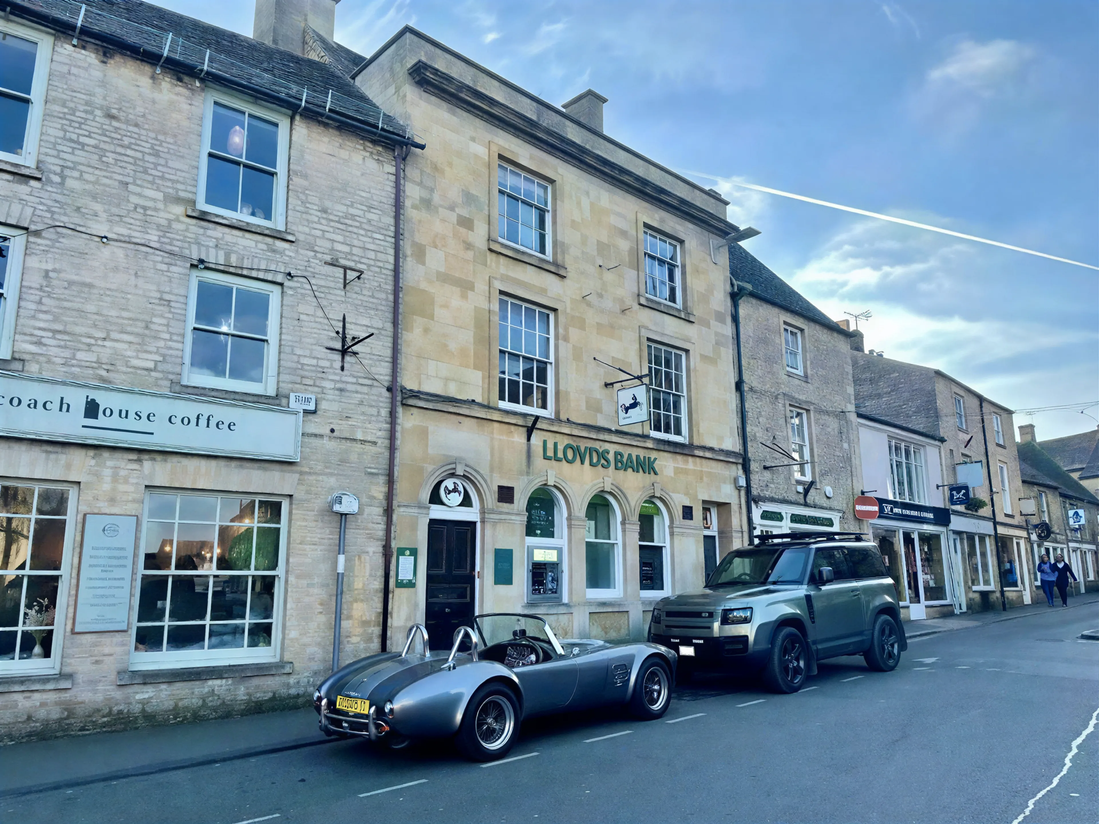 https://mr3.homeflow-assets.co.uk/files/media/image/0000/0000/c884ee12f8f9f99f32261f9e0ec88577/sale-lloyds-bank-stow-on-wold-enhanced.png