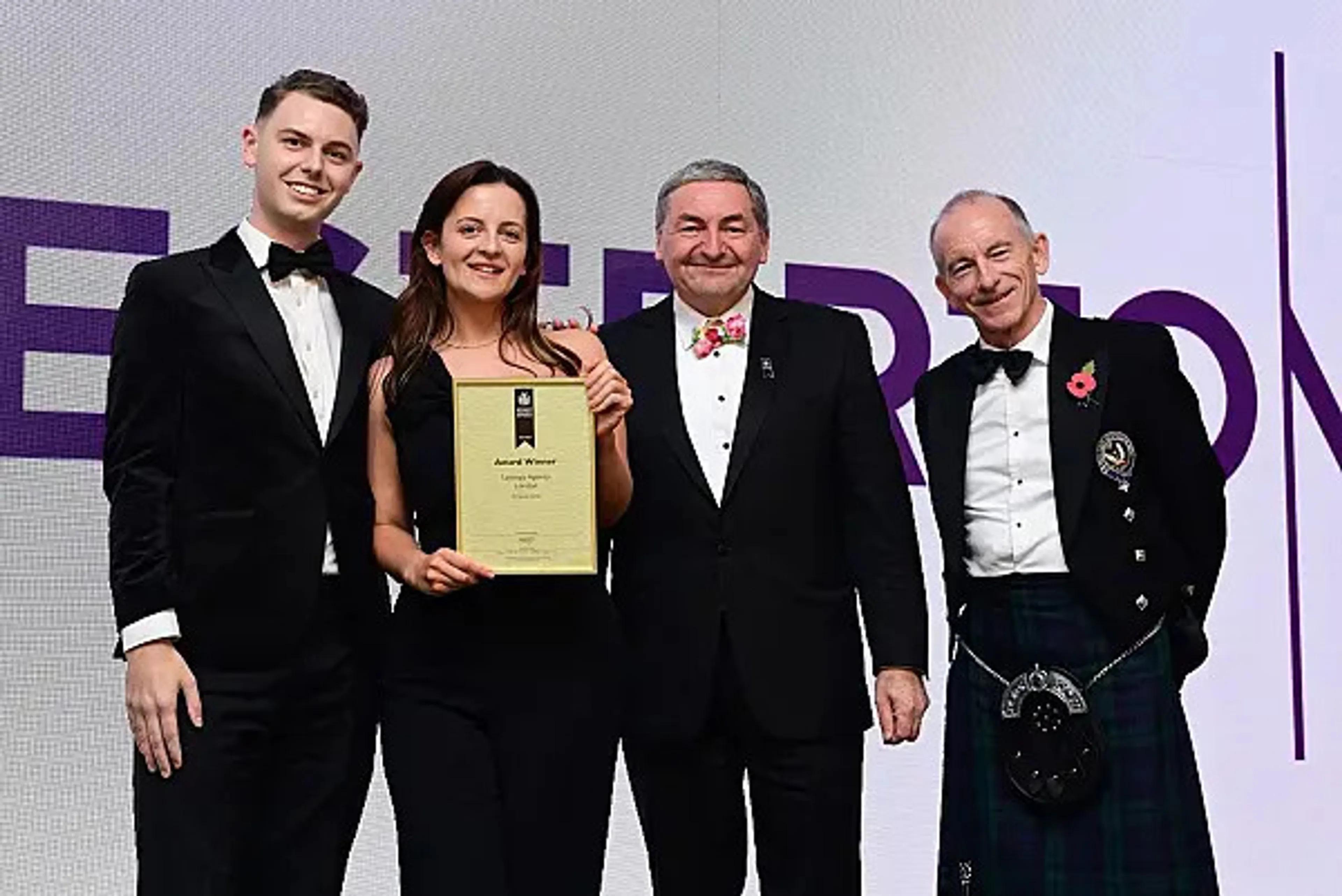 https://mr3.homeflow-assets.co.uk/files/media/image/0000/0000/ca037de55c9fec48457d9d10e37c51bb/Chestertons_Wins_at_UK_Property_Awards-l-600x0.jpg