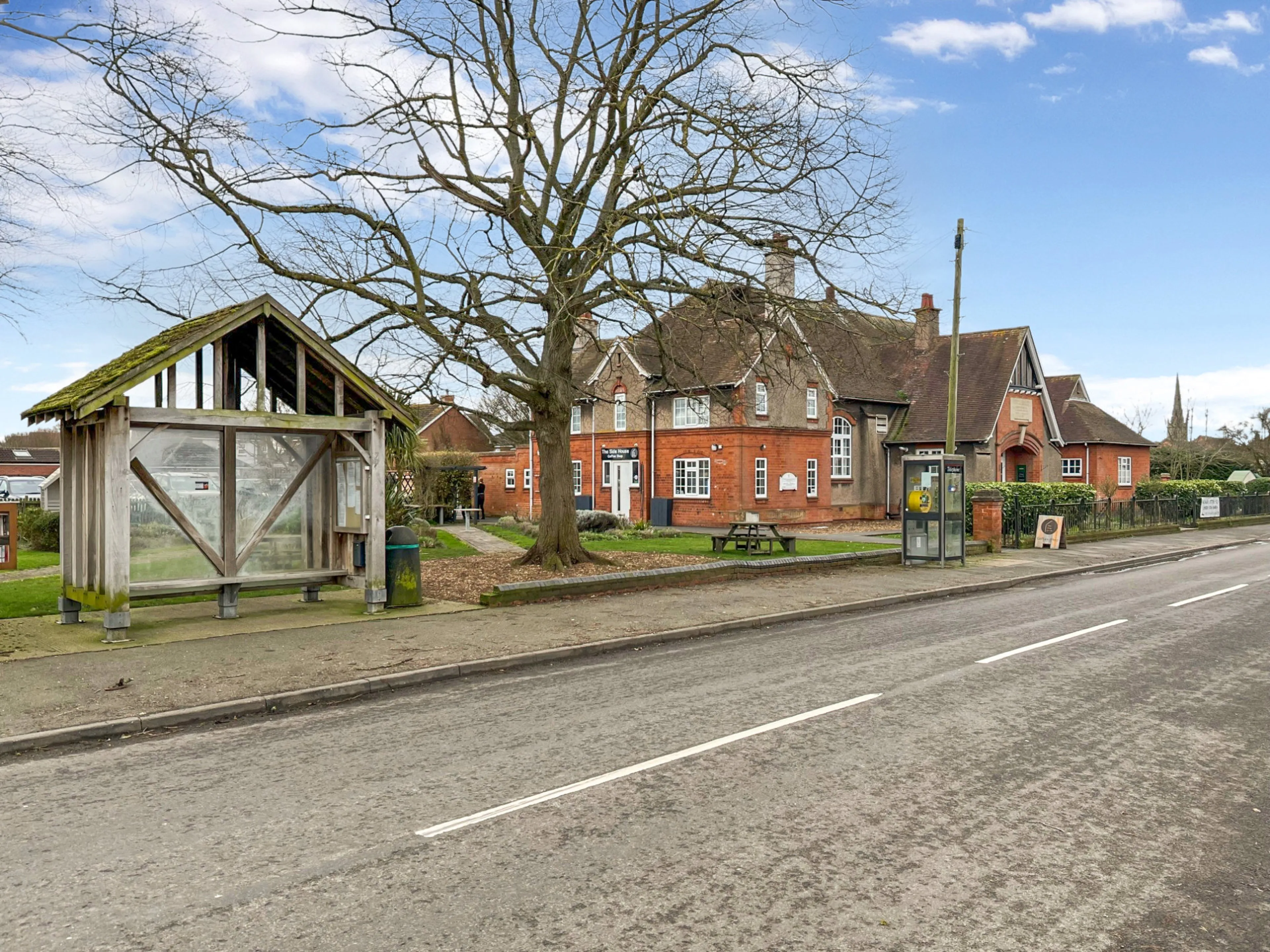 https://mr3.homeflow-assets.co.uk/files/media/image/0000/0000/df2bc6036fb97fa88696dbd4ae40d1ea/Claypole6.jpg