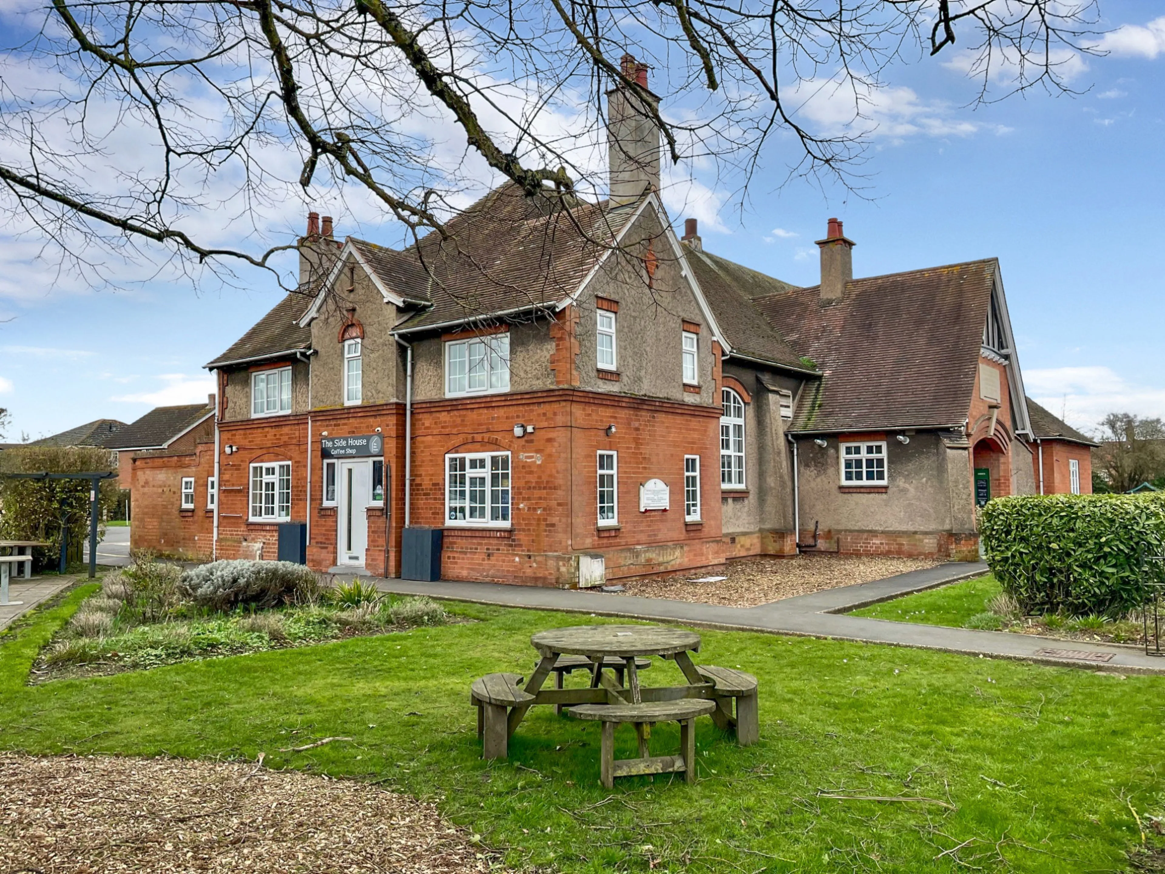 https://mr3.homeflow-assets.co.uk/files/media/image/0000/0000/fef831a35e59a3e3a82cd7df7444b555/Claypole7.jpg