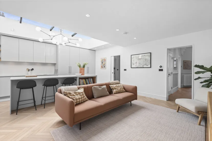 https://mr3.homeflow-assets.co.uk/files/media/image/0000/0000/4b6505d03998ca7433fa0dcfbca5c9e8/inside-lovely-modern-home.jpg
