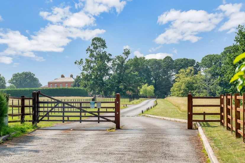 https://mr3.homeflow-assets.co.uk/files/media/image/0000/0000/c2d3d93b755d0d3e23a69aab718c729a/Syerston-Hall-Park-Gable-End-Photos-3.jpg