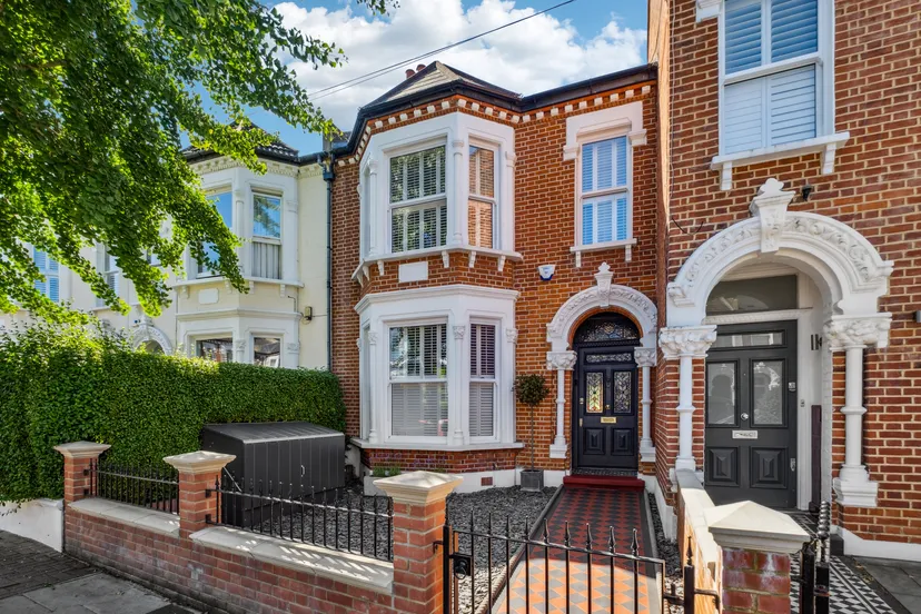 https://mr3.homeflow-assets.co.uk/files/media/image/0000/0000/eacb7dd0f73078d0fafd1759793ddabb/beautiful-london-house-outside.jpg