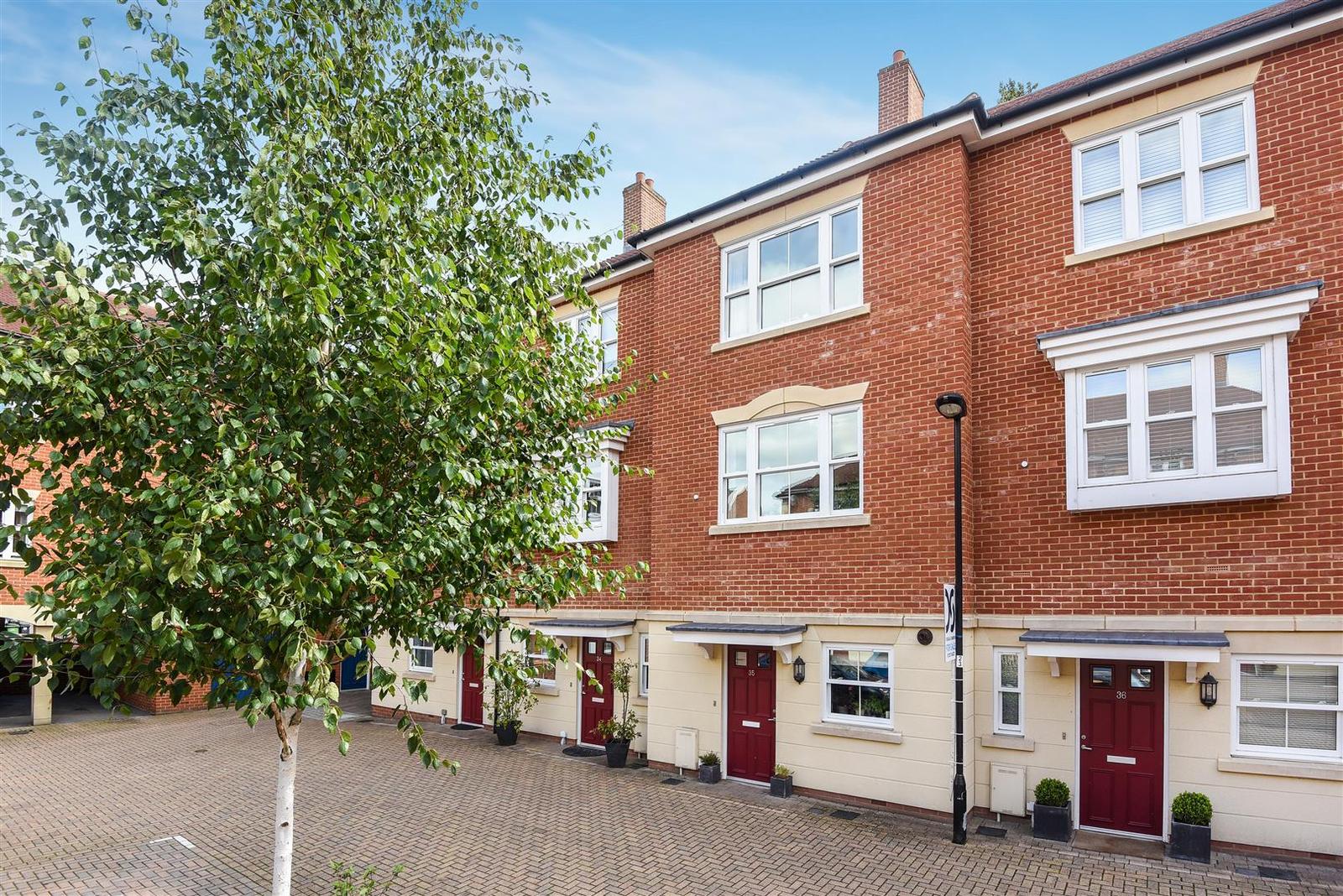 4 bedroom property for sale in St. Gabriel's, Wantage Guide price £