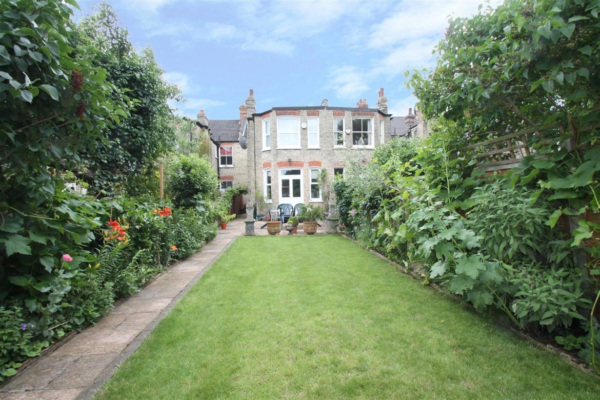 4 bedroom property for sale in Hazelwood Lane, London N13 £785,000