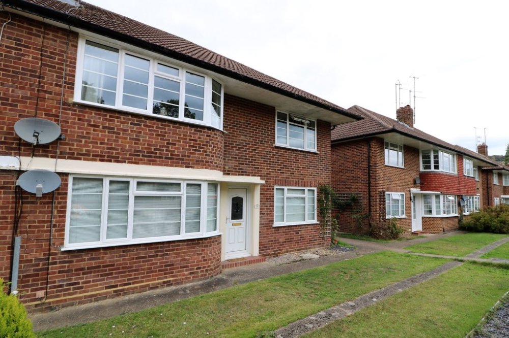 2 bedroom property to let in Swan Mill Gardens, Dorking £1250 pcm