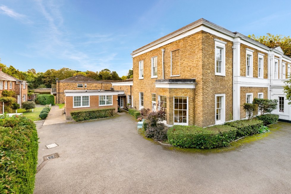 2 bedroom property for sale in Old Windsor Guide price £420,000