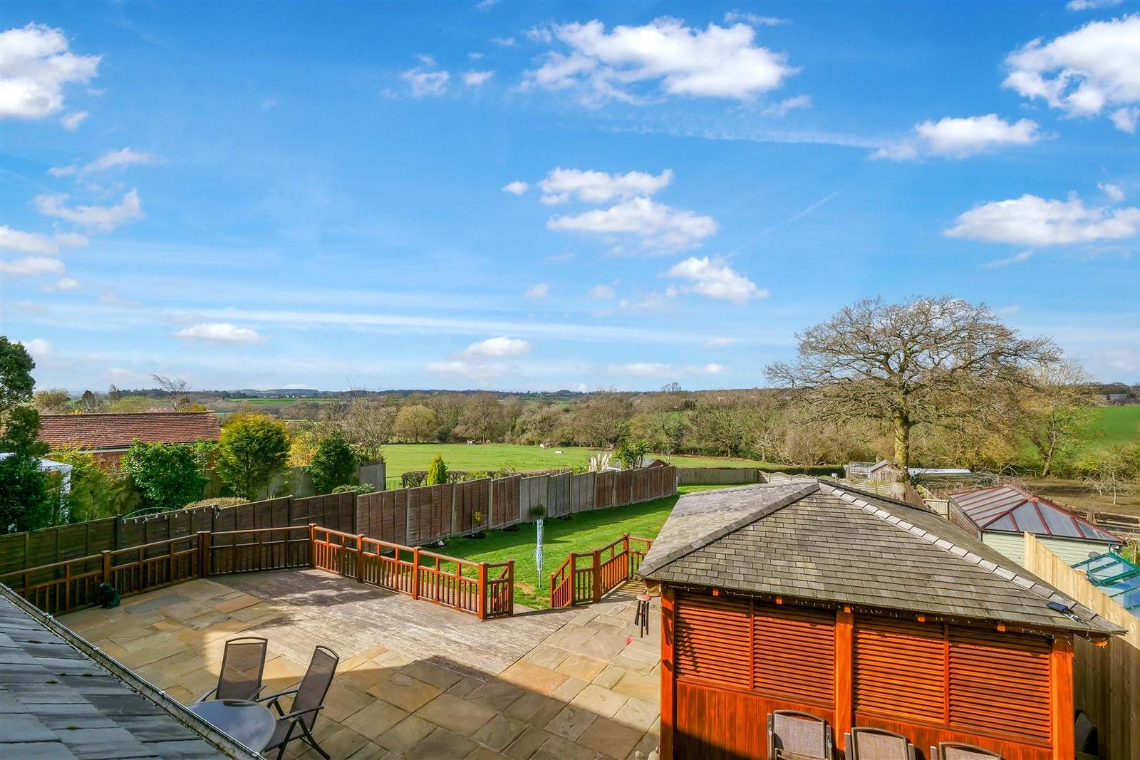 4 bedroom property for sale in Crumpfields Lane, Webheath, Redditch £