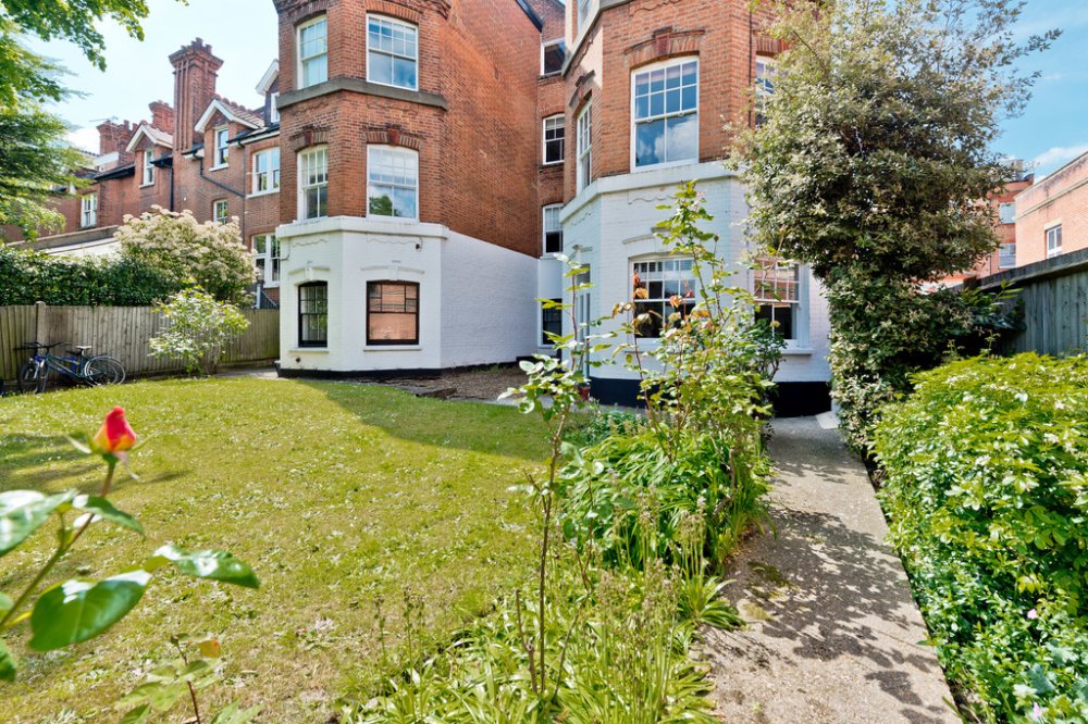 2 bedroom property for sale in Claremont Gardens, Surbiton £415,000