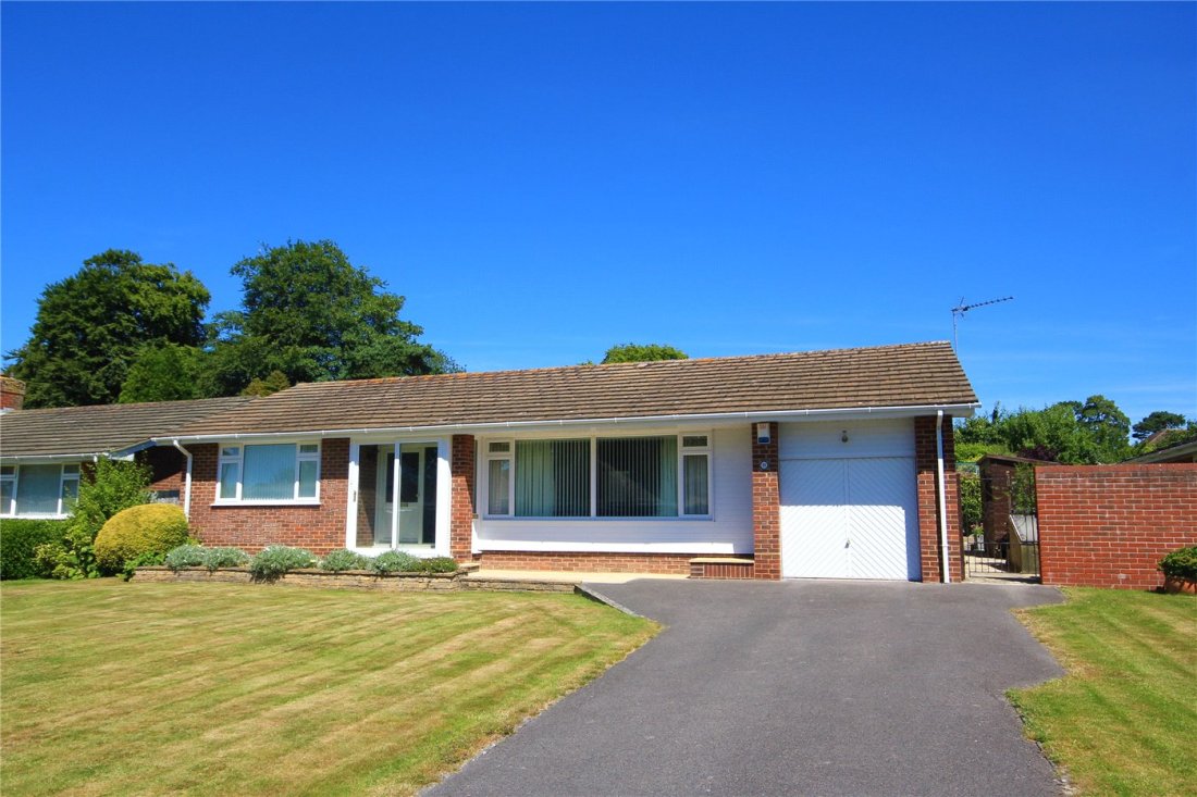 2 bedroom property for sale in Braemar Drive, Highcliffe, Christchurch