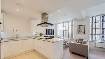 TWO BEDROOM APARTMENT  TO LET  RAINVILLE ROAD  FULHAM  W6 Image 3