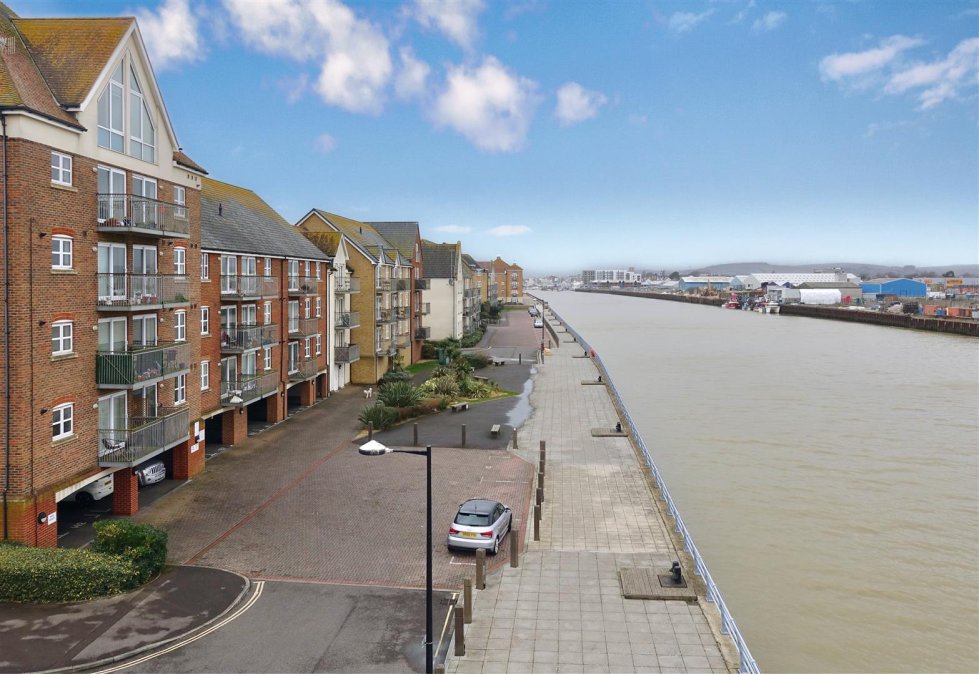 2 bedroom property for sale in Sussex Wharf, ShorehamBySea £259,950