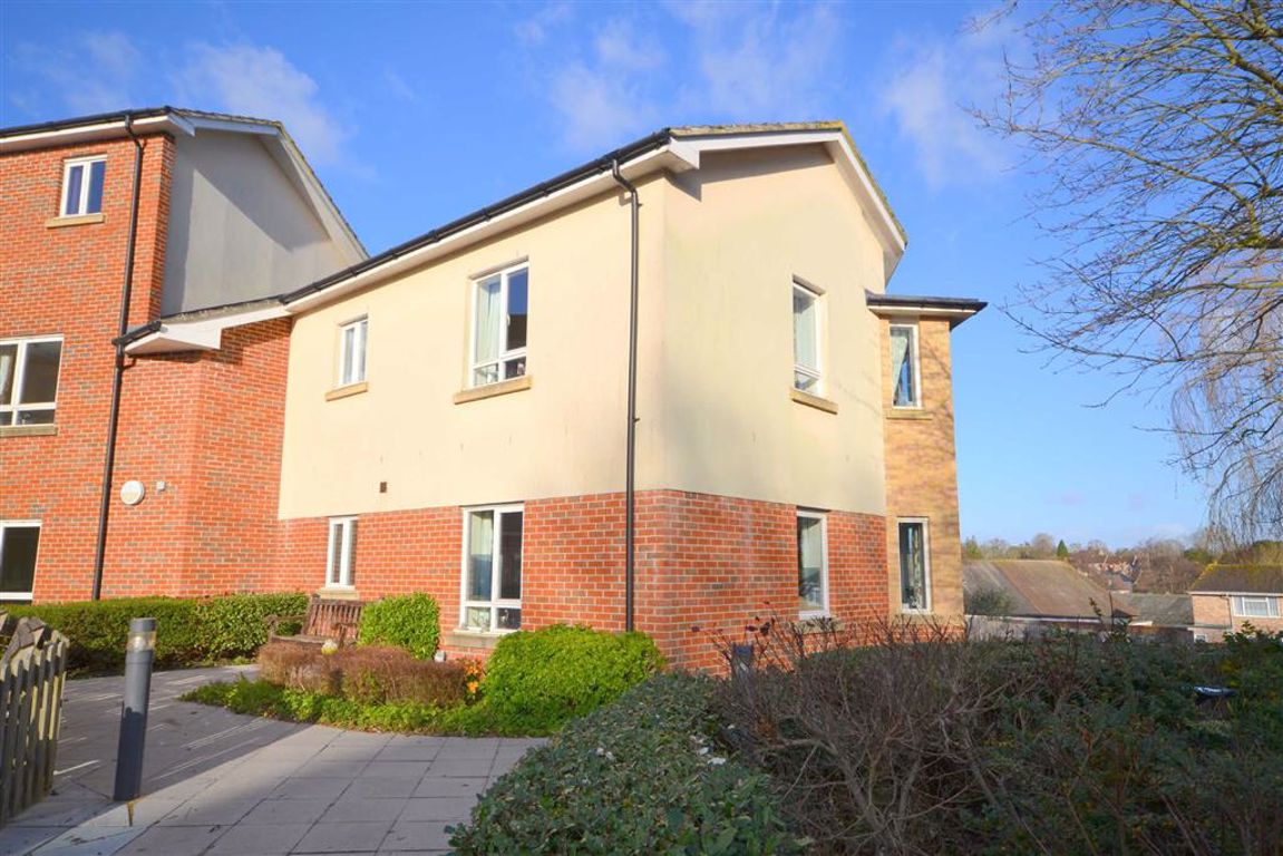 2 bedroom property for sale in Meadow Court, Pewsey, Wiltshire £130,000