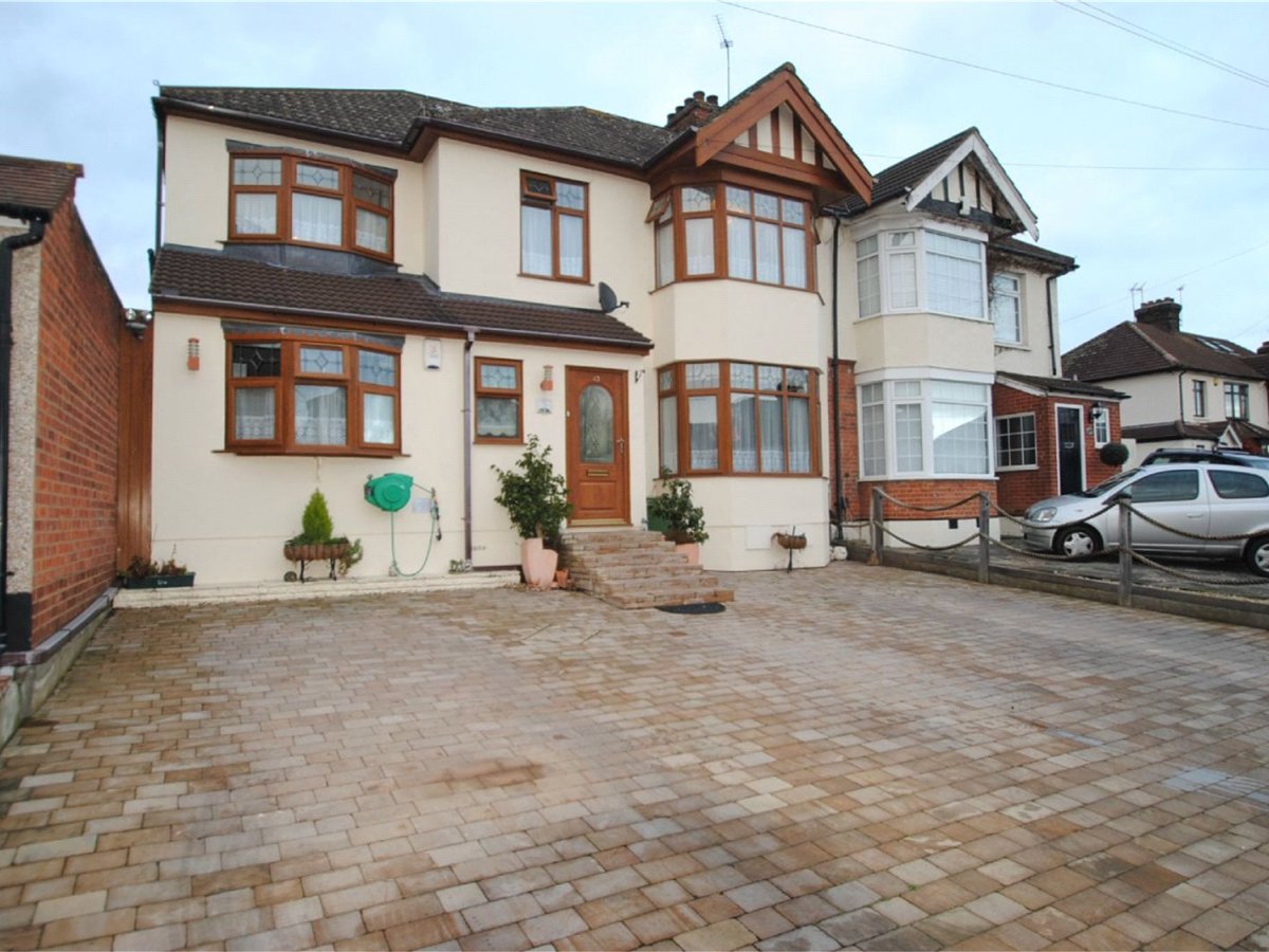 4 bedroom property for sale in Deyncourt Gardens, Upminster, RM14 £