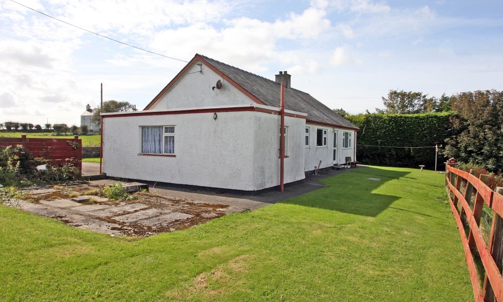 2 bedroom property for sale in Pencraigwen, Llanerchymedd, Anglesey