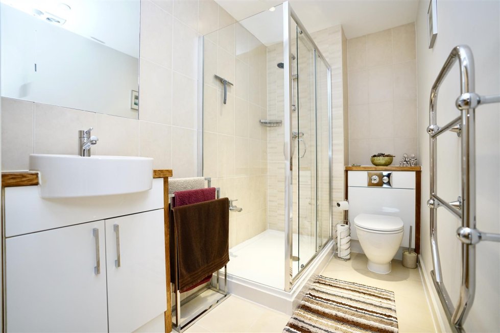 2 bedroom property for sale in Ham Road, ShorehamBySea £250,000