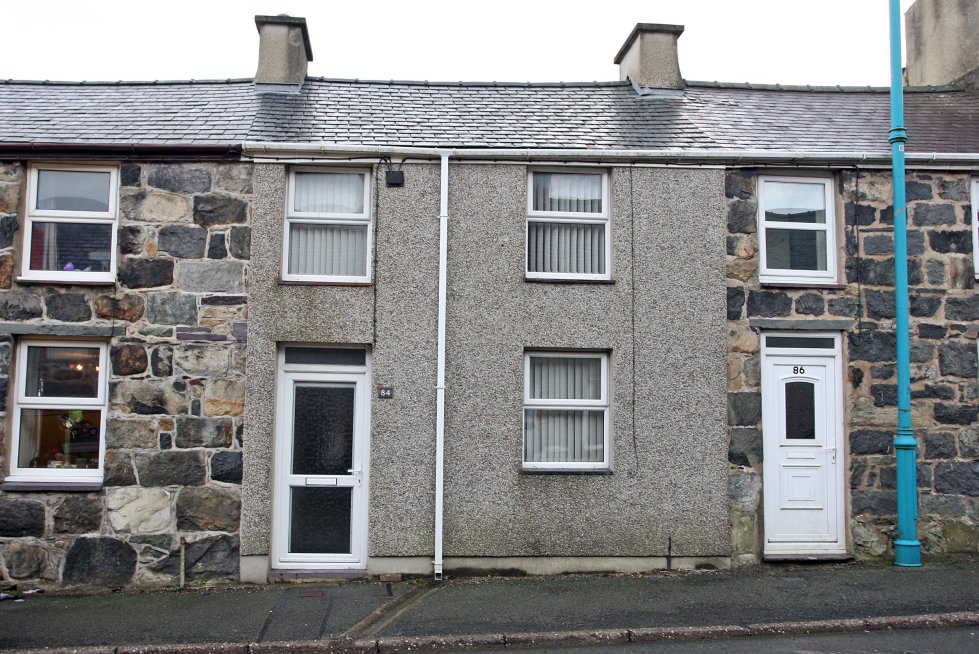 2 bedroom property for sale in Rhedyw Road, Llanllyfni, Caernarfon