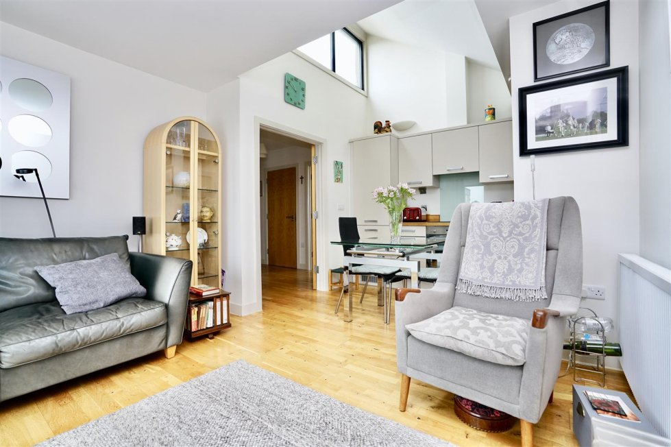 2 bedroom property for sale in Ham Road, ShorehamBySea £250,000