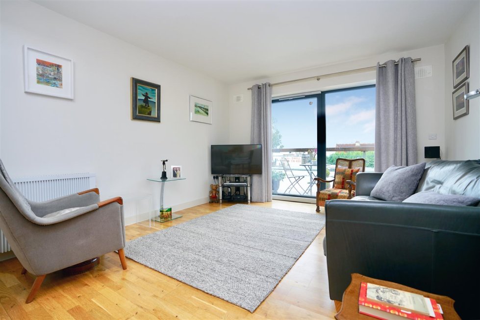 2 bedroom property for sale in Ham Road, ShorehamBySea £250,000