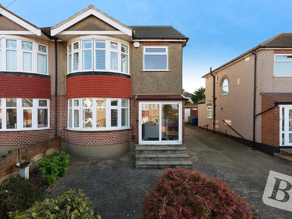 4 bedroom property for sale in Lowlands Road, Aveley, South Ockendon