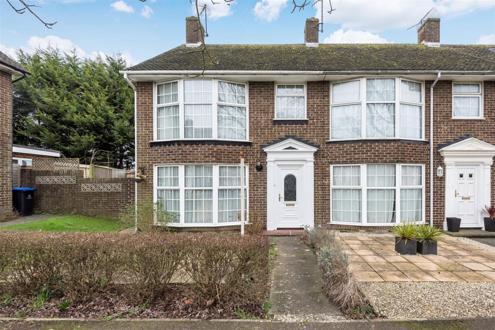 3 bedroom property for sale in Greenacres, ShorehamBySea £390,000