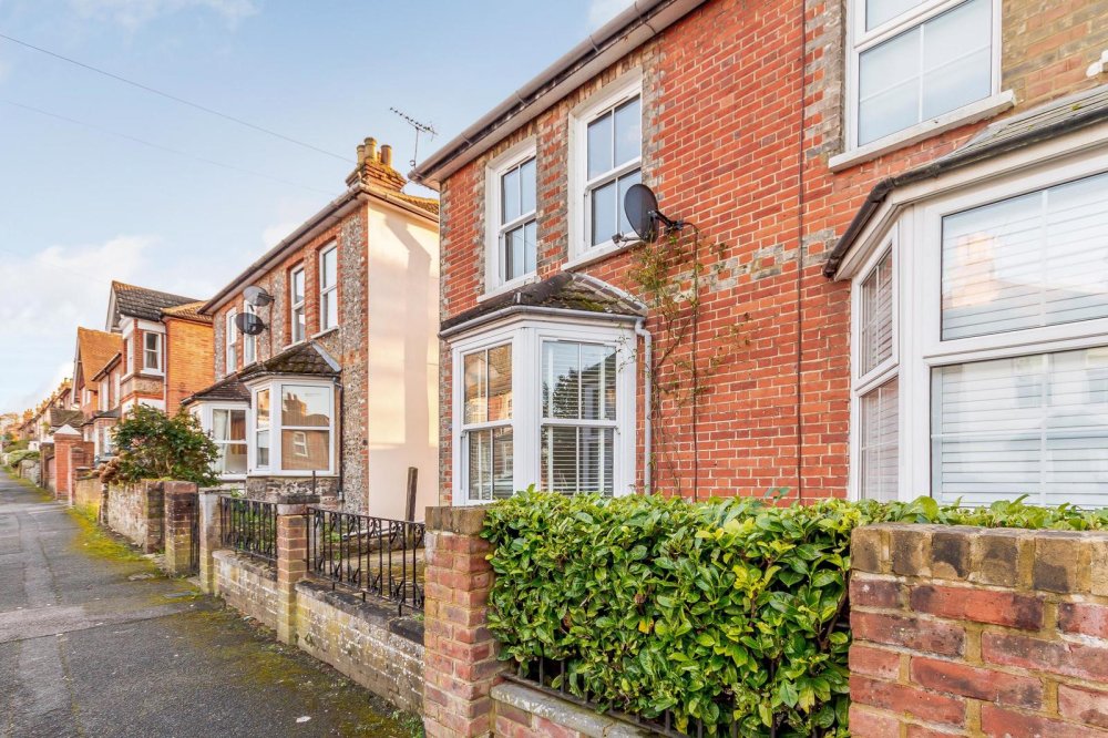 3 bedroom property for sale in Merrow, Guildford, Surrey, GU1 £575,000