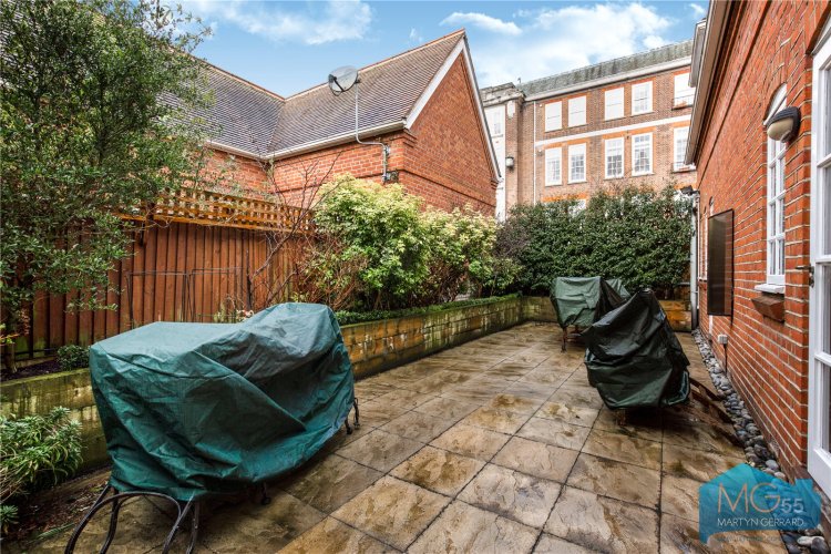 2 bedroom property for sale in Lulworth Court, Cannon Hill, Southgate
