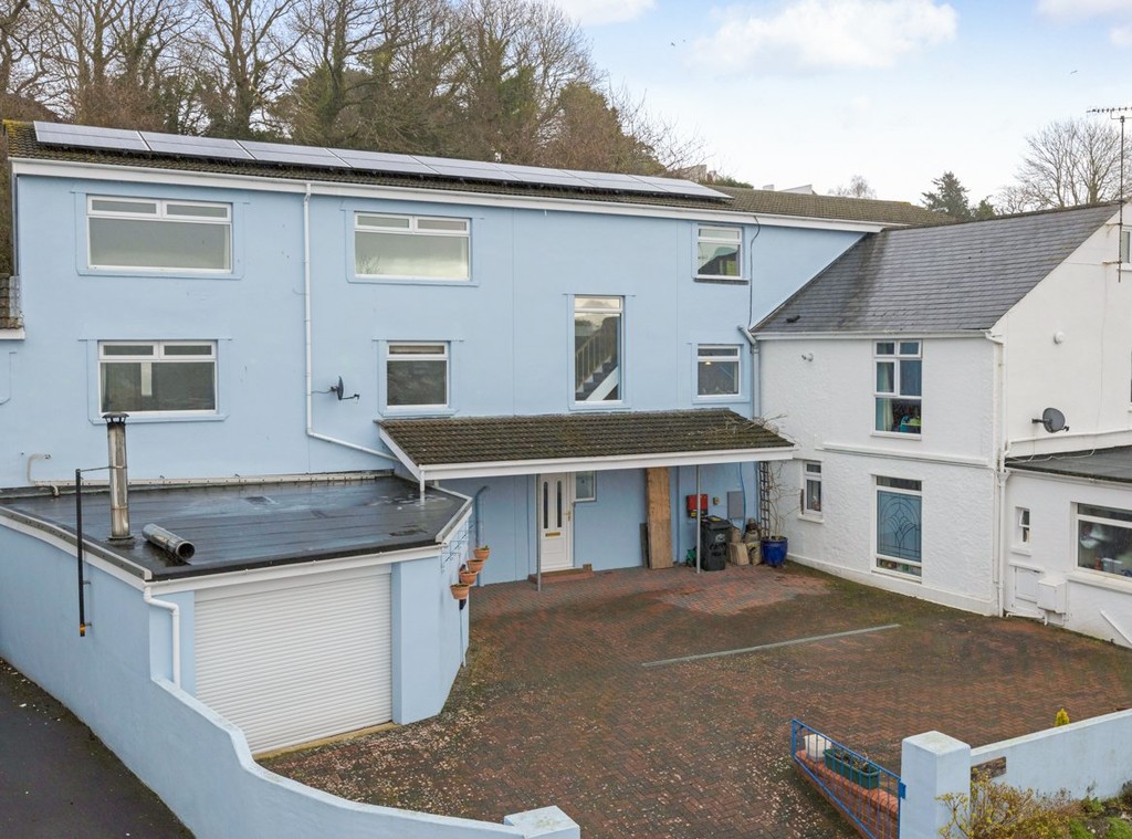 5 bedroom property in Knowles Hill Road, Newton Abbot £400,000