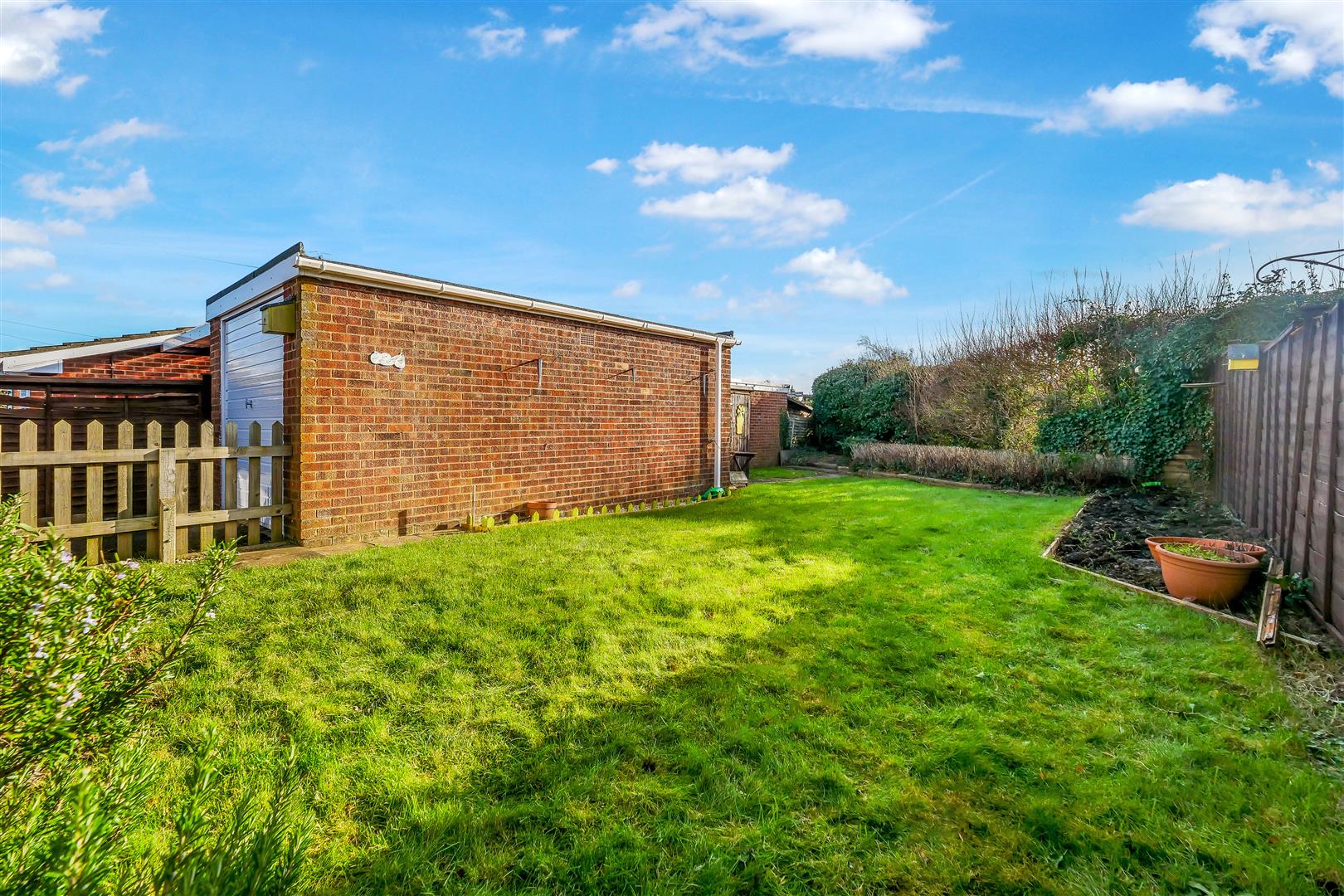 2 bedroom property to let in Cherry Tree Crescent, Salford Priors, WR11 £795 pcm