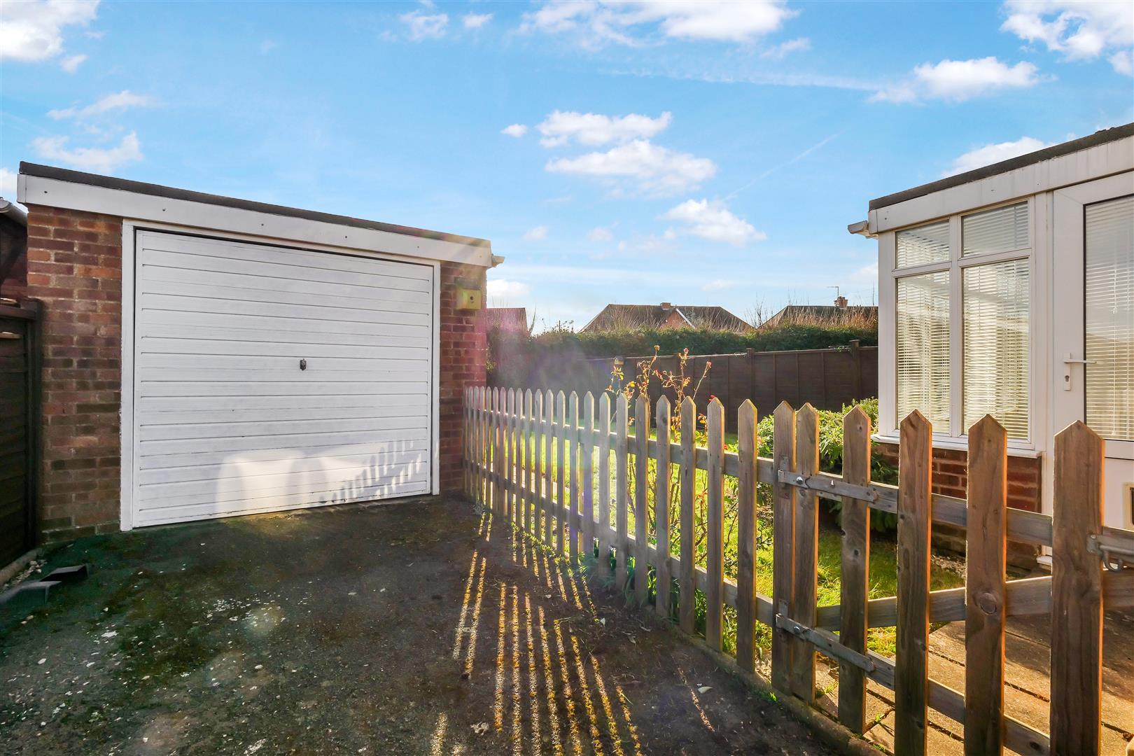 2 bedroom property to let in Cherry Tree Crescent, Salford Priors, WR11