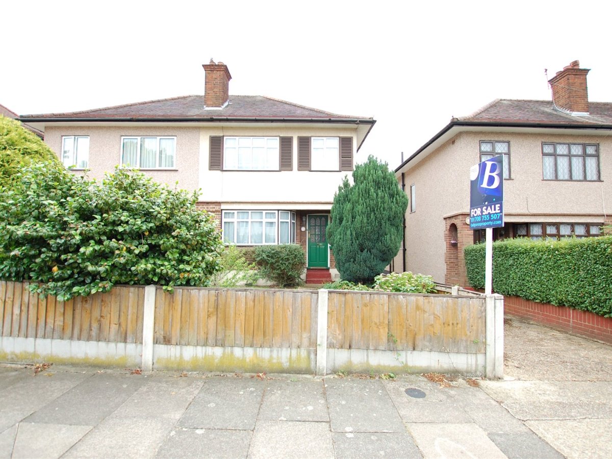 3 bedroom property for sale in Victoria Avenue, Romford, RM5 £360,000