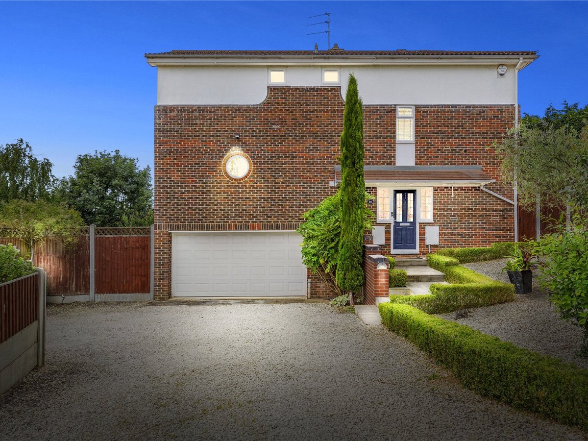 4 bedroom property for sale in Hillcrest View, Basildon, Essex, SS16