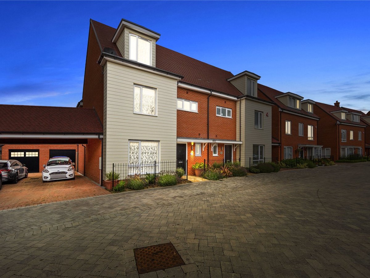 4 bedroom property for sale in Fairway Drive, Chelmsford, Essex, CM3