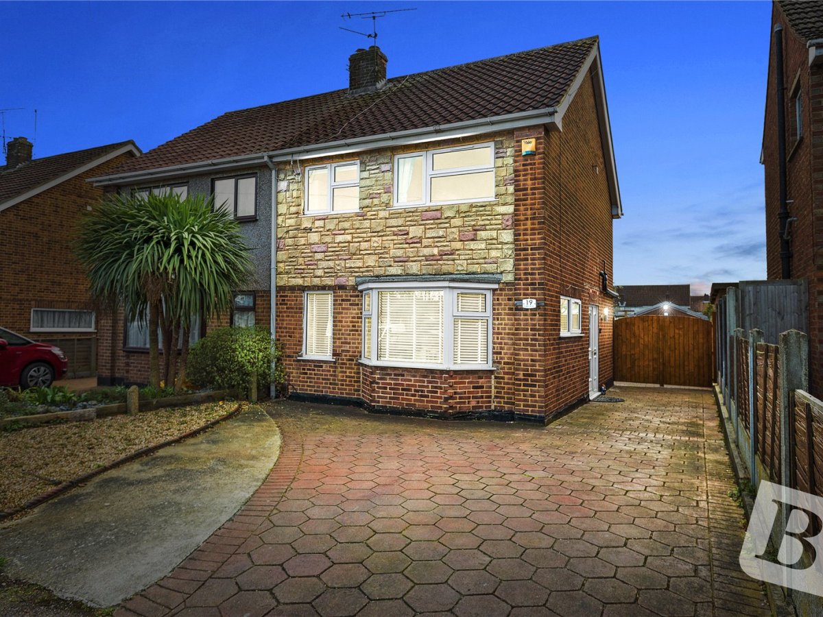 3 bedroom property for sale in Roberts Road, Basildon, Essex, SS15